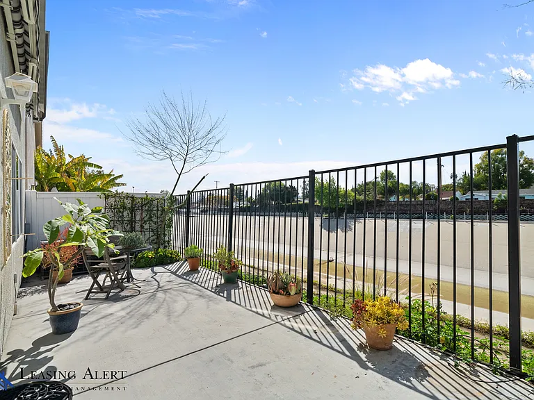 20300 Vanowen St — Photo 24