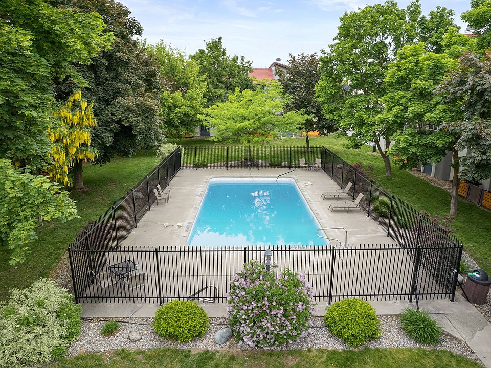 Serrano Pool