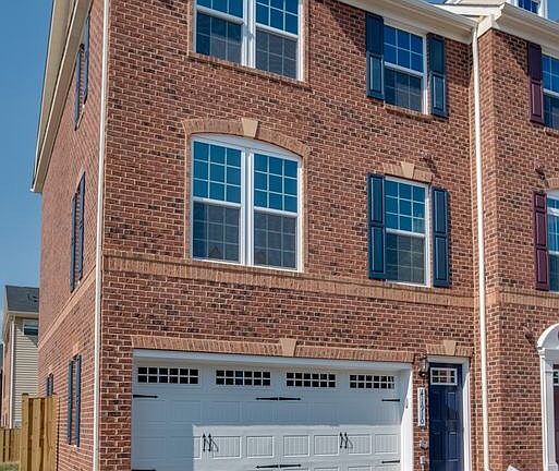 Three level townhome/ garage
