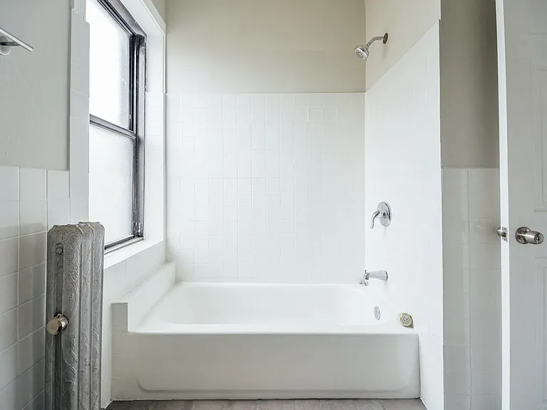 Unit 4E - Updated Bathroom