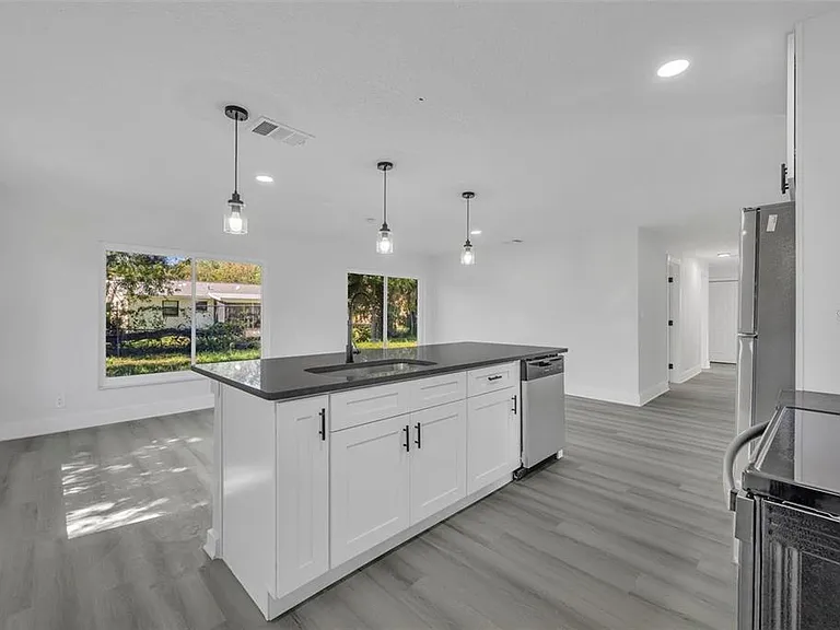 920 Lockhart St — Photo 2