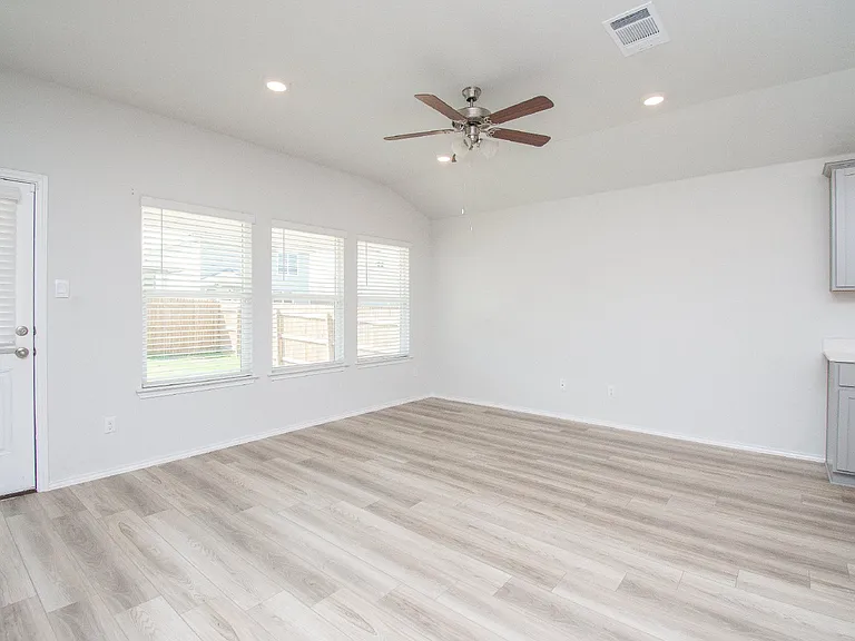 10009 Avendesora Rd — Photo 6