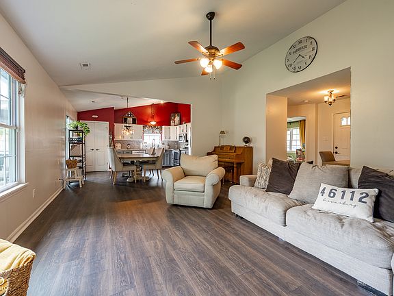 5th image of 1084 Lake Dr W