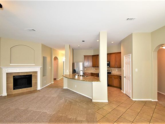 4th image of 940 Meadowlark Ln