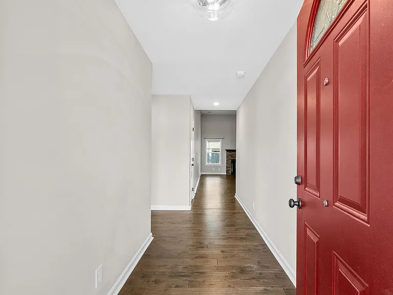 805 Waldon Ct — Photo 2