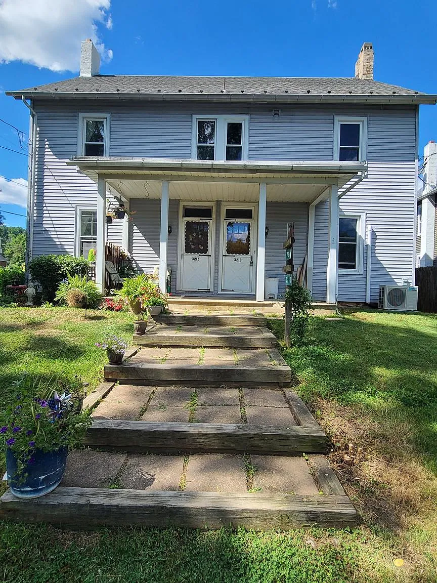 3 bed, 1.5 bath, 1566 sqft, $2,100 — Photo 1