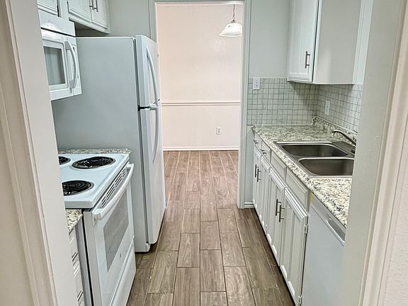 3rd image of 2709 Meadow Park Dr APT A