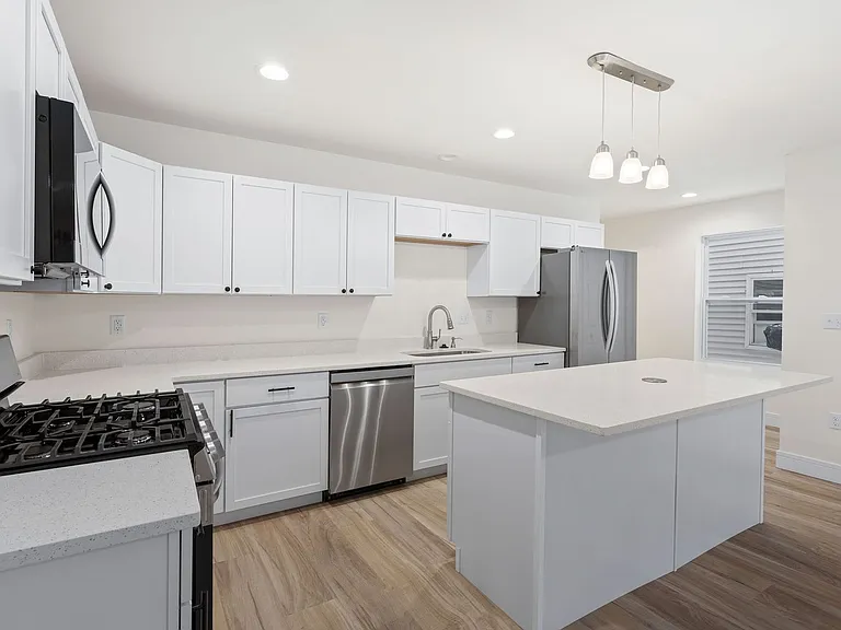 320 W Madison St — Photo 3