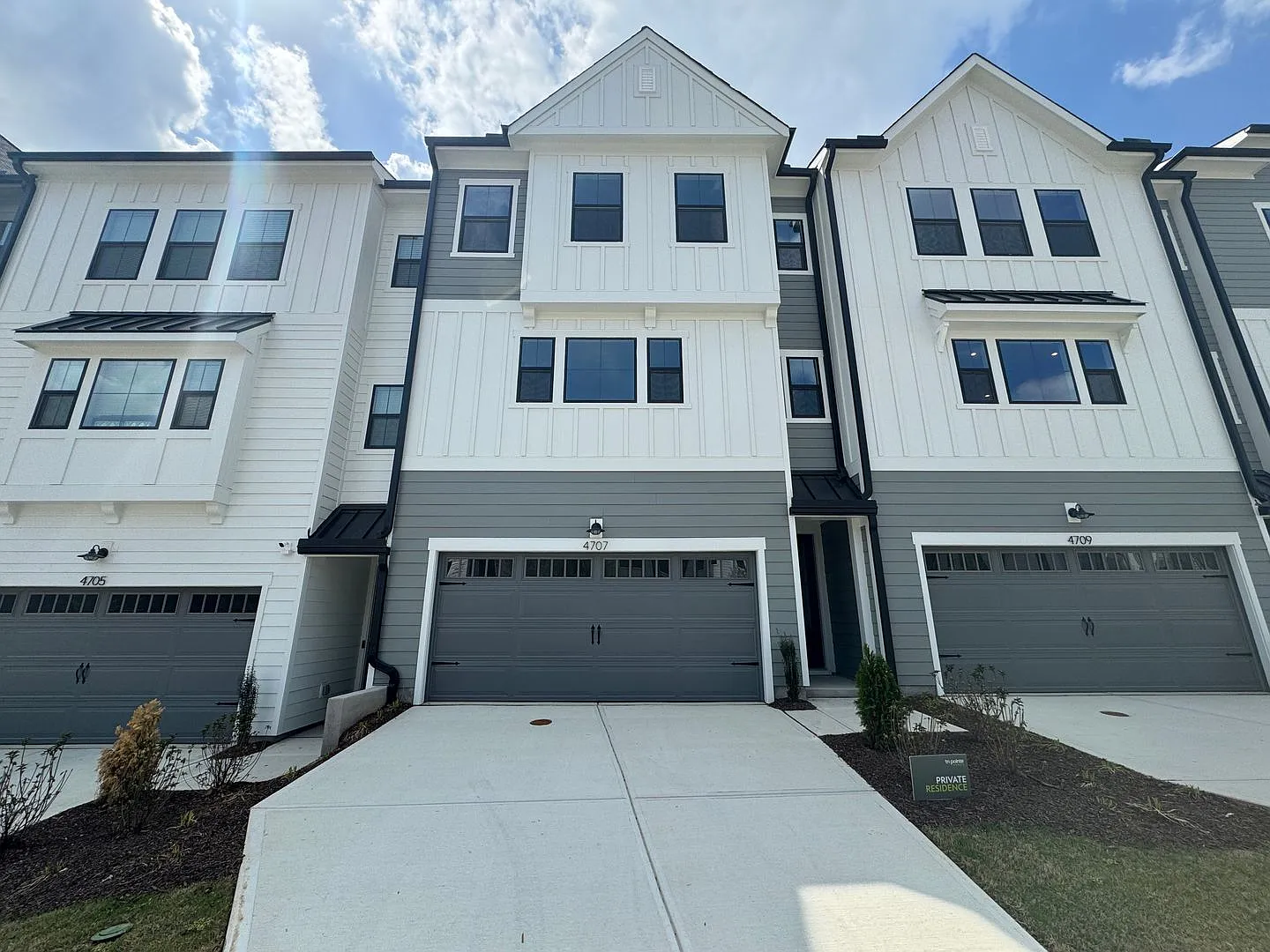 Luxury Townhome Near Umstead Park — Photo 1
