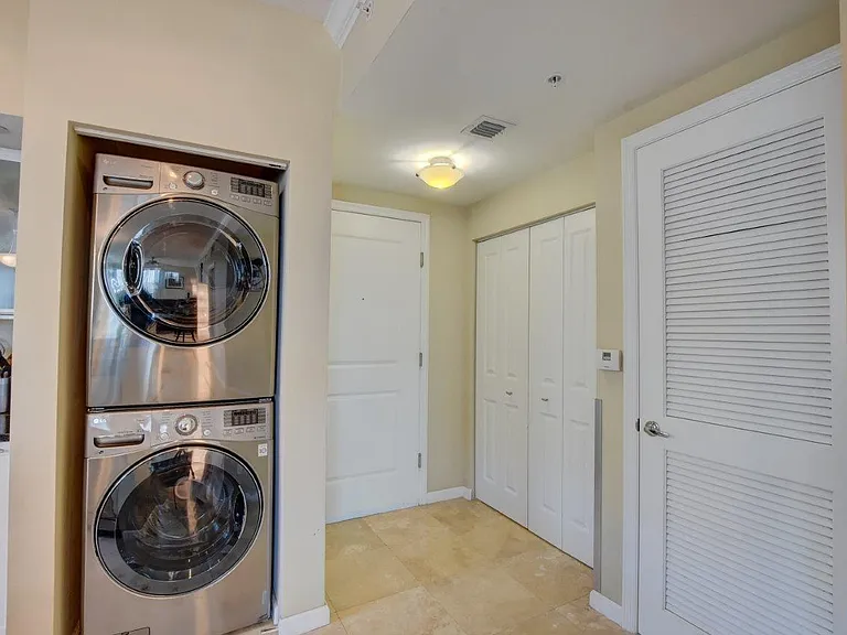 225 NE 1st St #401 — Photo 10