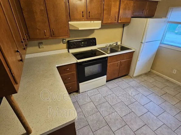 405 E Woodlawn Ave, Hastings, MI