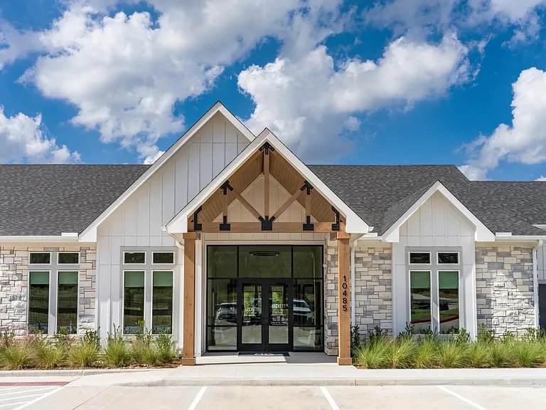 Beckett West Fork in Conroe, TX offers 1- and 2-bedroom homes with street-level entry, private garages, and additional storage available.