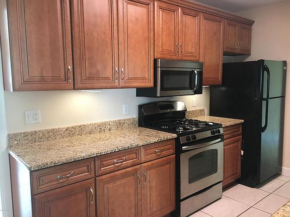4th image of 819 Glenmore Cir #0