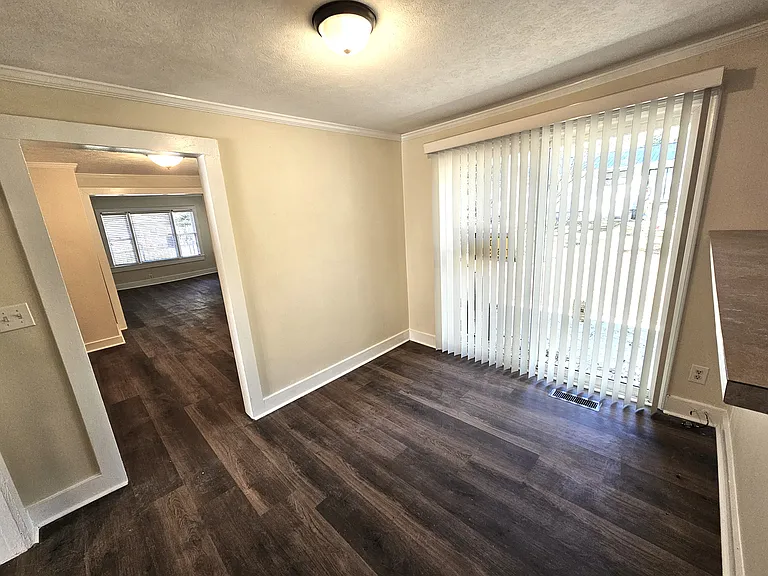 438 Thompson St — Photo 10