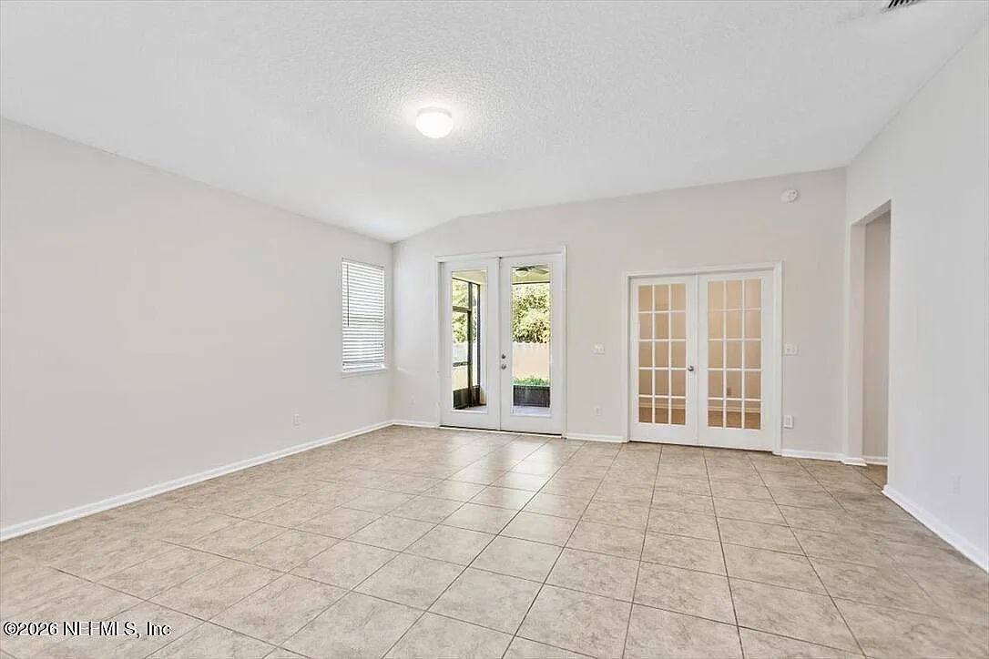 3 bed, 2.0 bath, 1860 sqft, $2,100 — Photo 3
