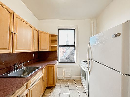 5th image of 609 W 186th St #56