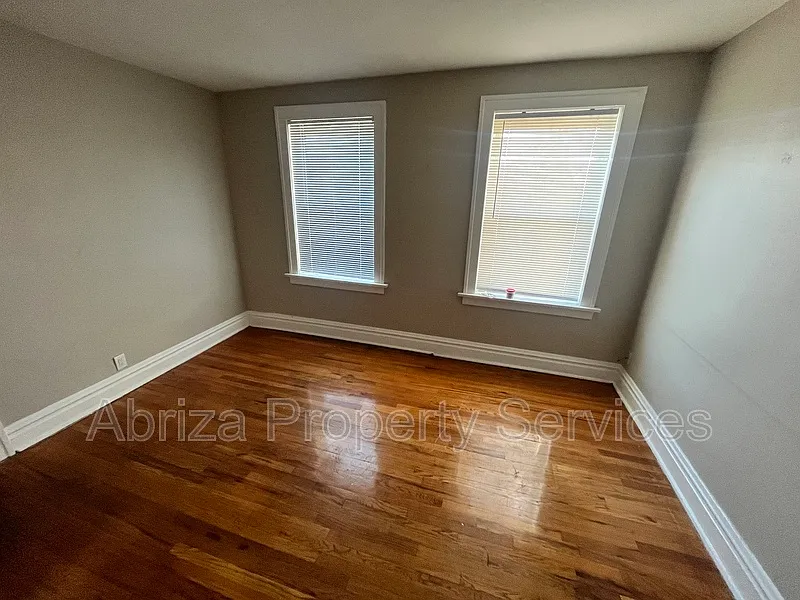 2 bed, 1.0 bath, 975 sqft, $850 — Photo 2