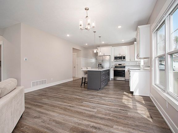 3rd image of 1000 Maplewood Ct