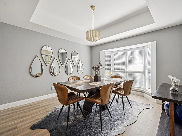 2833 Meadowbrook Dr — Photo 5