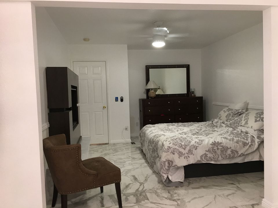 Master Bedroom w/spa bath