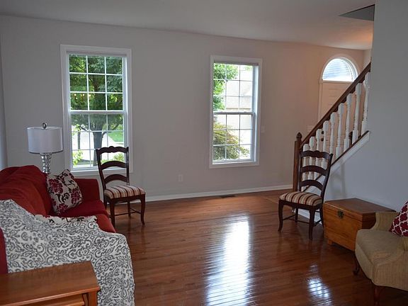 4th image of 445 Maplebrooke Dr E