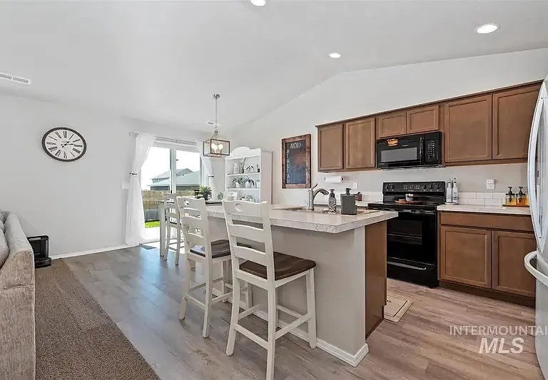 875 SW Crested St — Photo 13