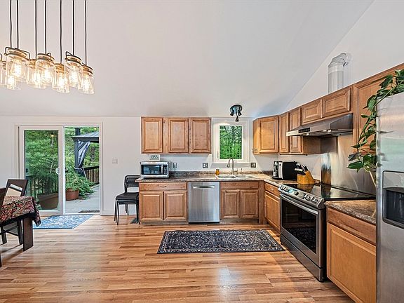5th image of 136 Allen Rd