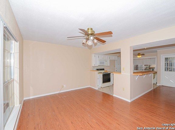 4th image of 403 De Soto Dr