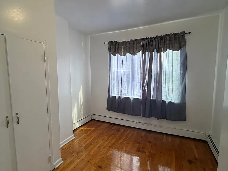 642 18th Ave #1R — Photo 3