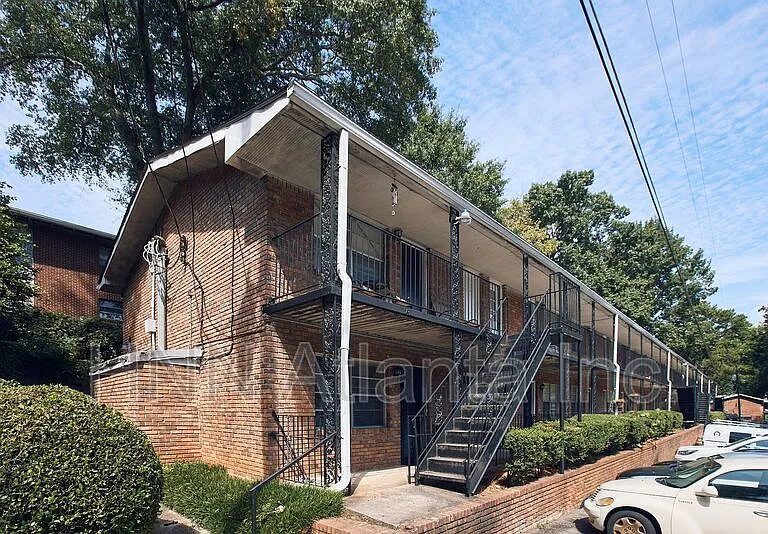 Lenox Apartments — Photo 8