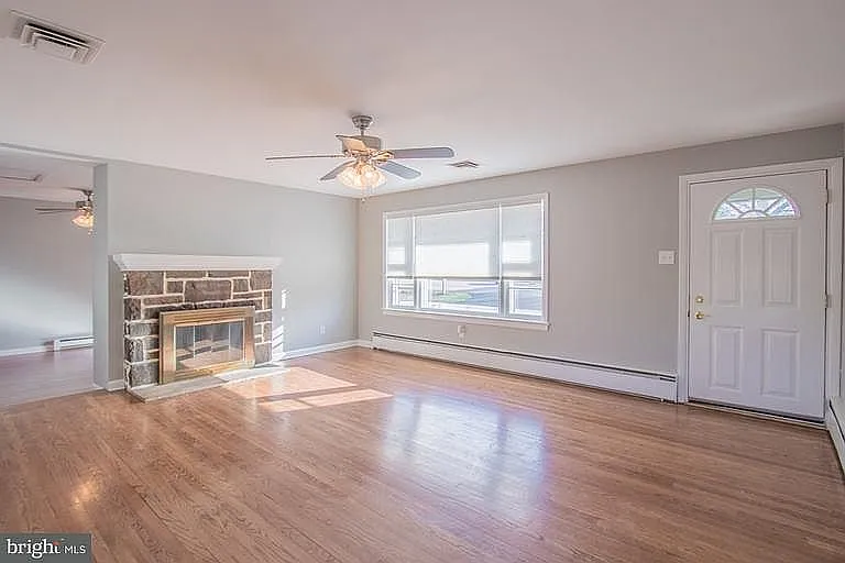 3 bed, 1300 sqft, $2,000 — Photo 3