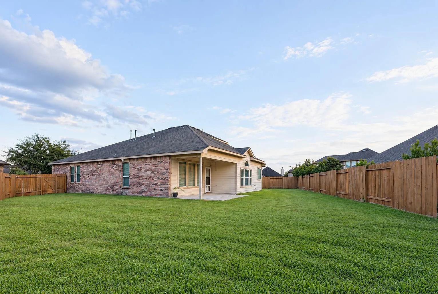 4 bed, 3.5 bath, 2570 sqft, $2,800 — Photo 3