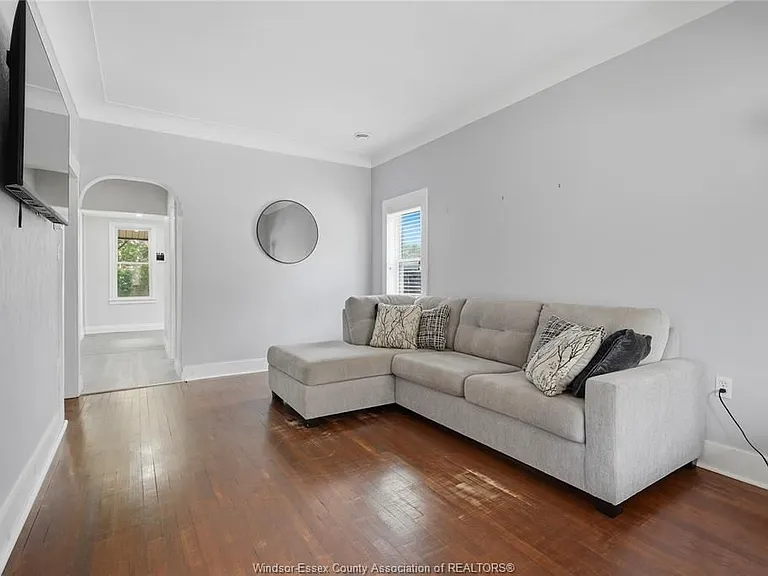 82 Pearl St W — Photo 6