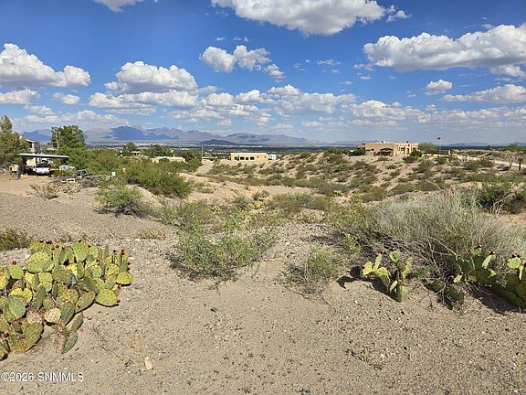 4th image of 749 Lark Spur Way