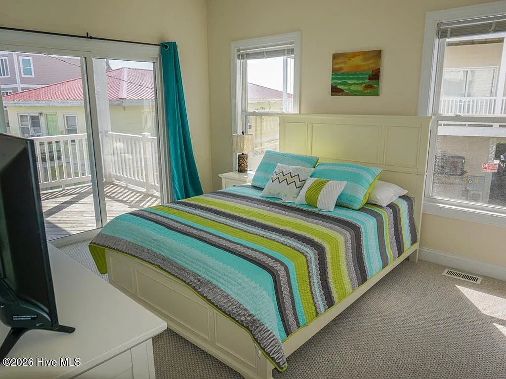 4 bed, 3.5 bath, 1977 sqft, $2,100 — Photo 3