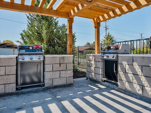 BBQ area and Pergolia