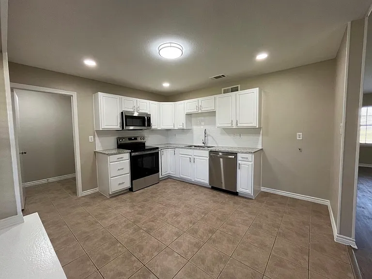 515 English Oak St — Photo 4