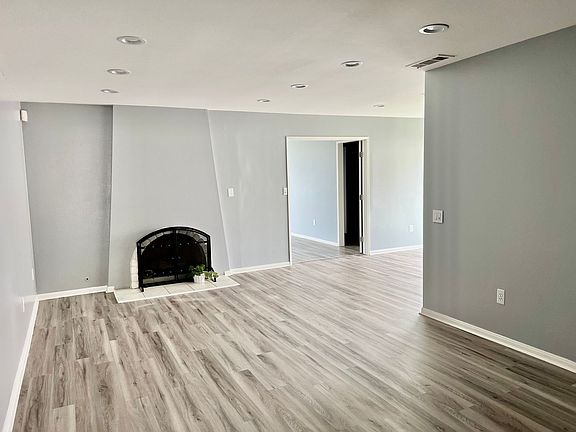 3rd image of 2137 S Buena Vista Ave