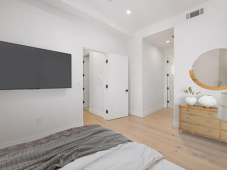 745 N Gramercy Pl — Photo 15