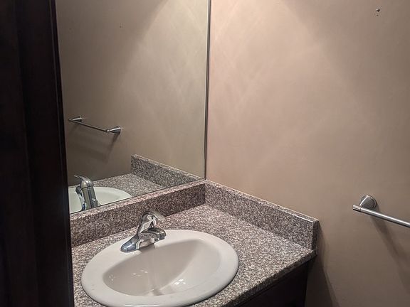 4th image of 8 Meadow Ct