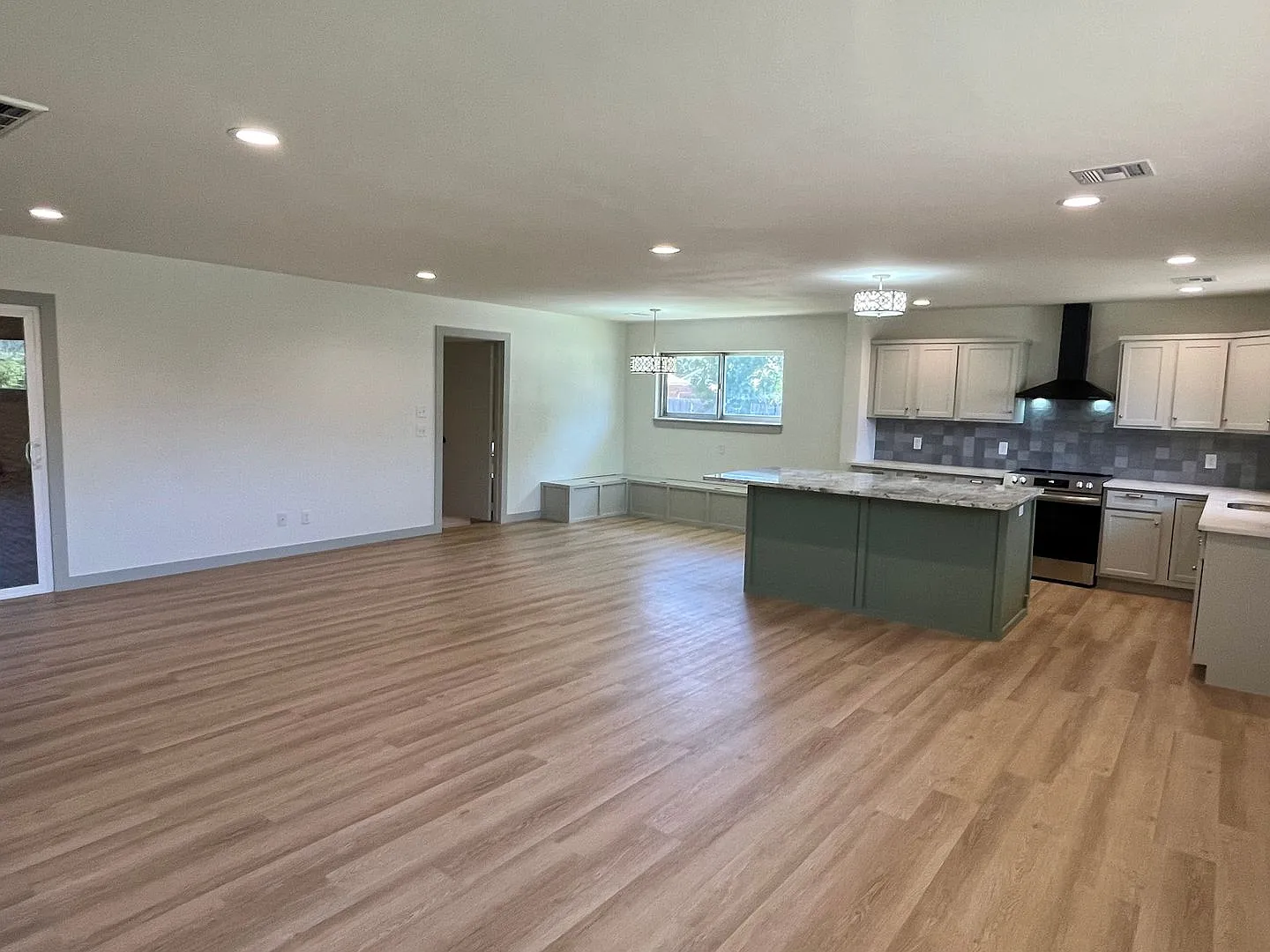 Newley Remodeled! Must See! 3 Bed 2 Bath! — Photo 4