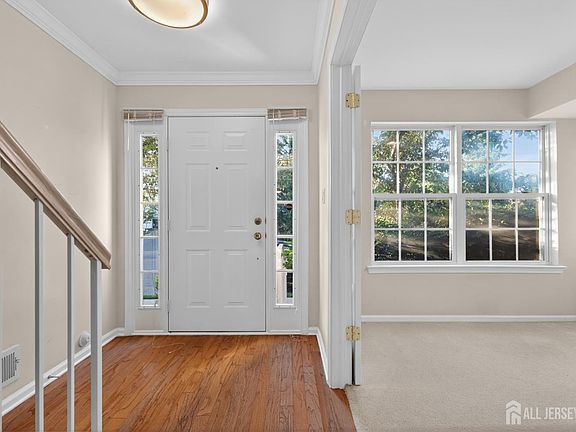 5th image of 27 Woodlake Dr