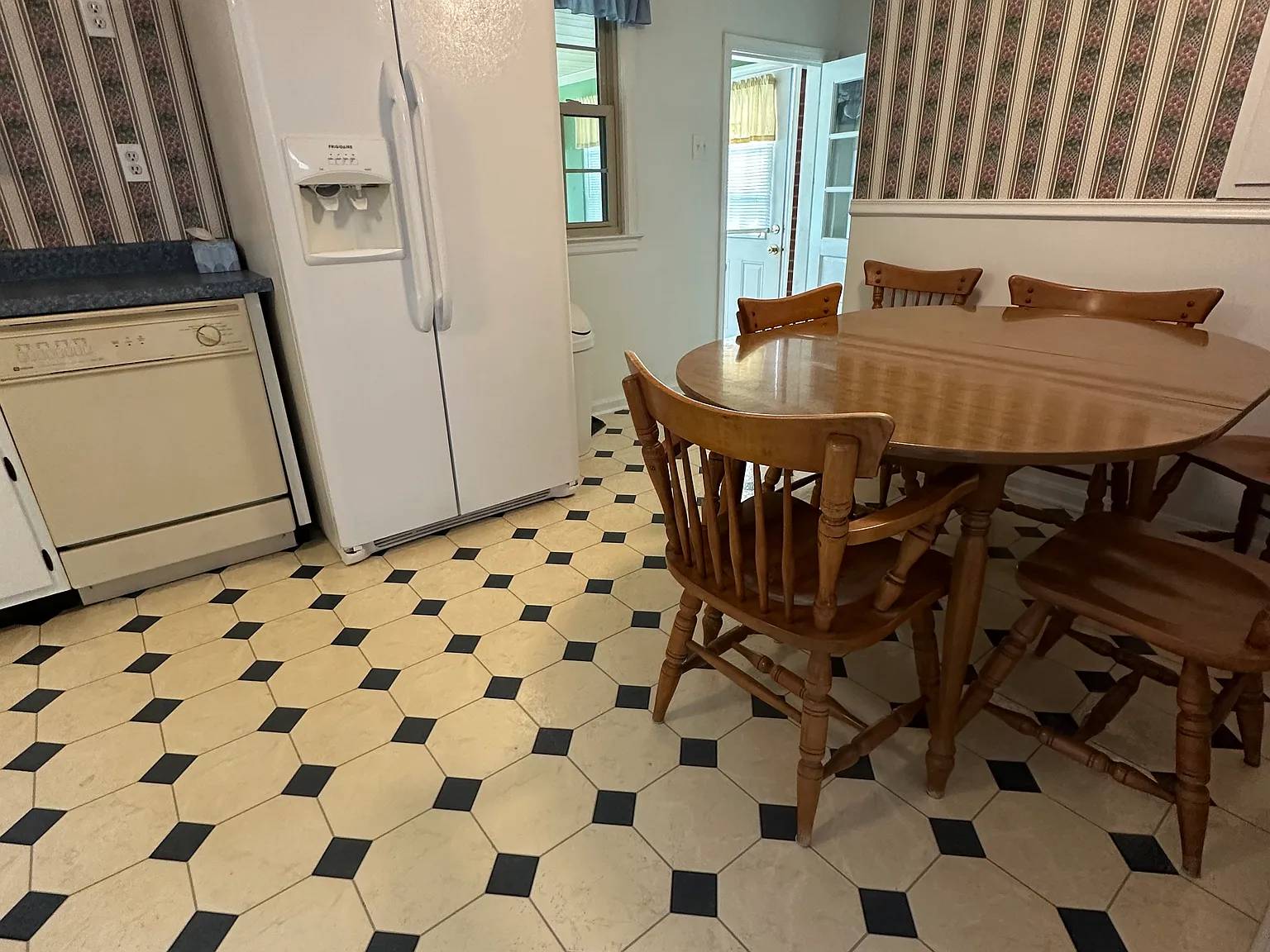 3 bed, 2300 sqft, $1,850 — Photo 4