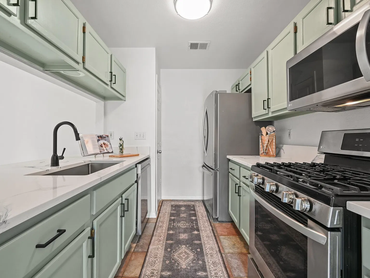 2 bed, 2.0 bath, 888 sqft, $1,950 — Photo 3