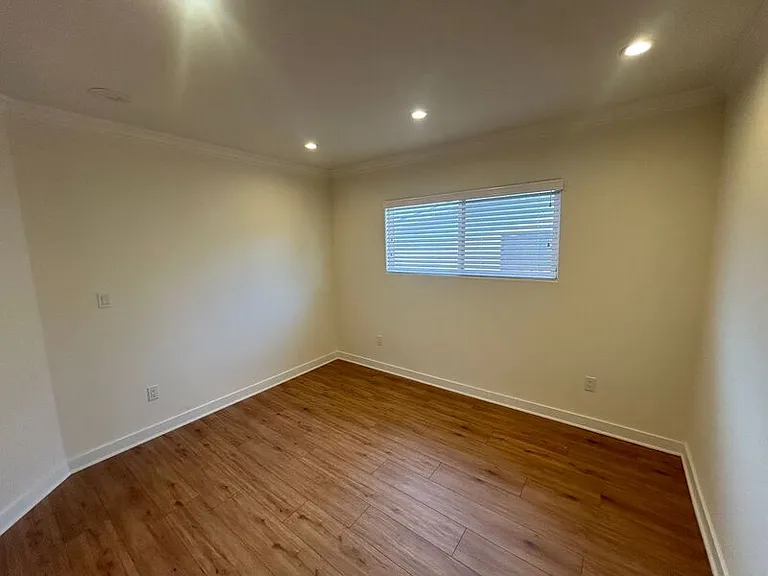 648 W Howard St — Photo 13