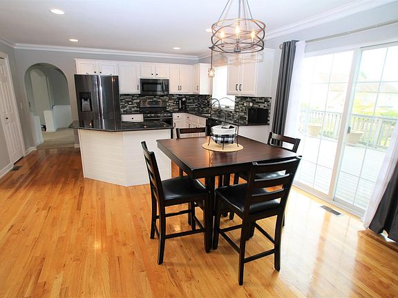 3rd image of 482 Parkwood Cir