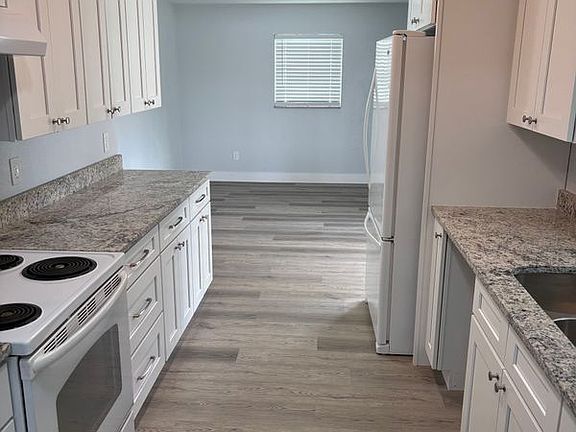 4th image of 977 E Normandy Blvd