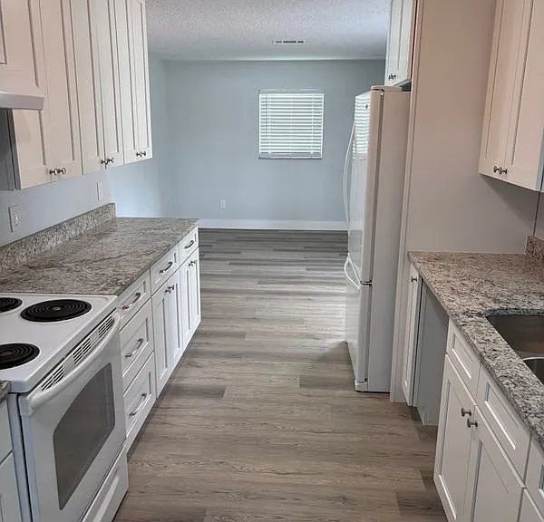 977 E Normandy Blvd — Photo 4