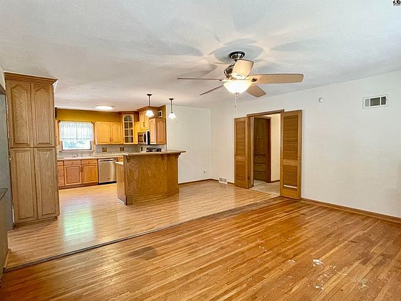 5th image of 226 Curtis St