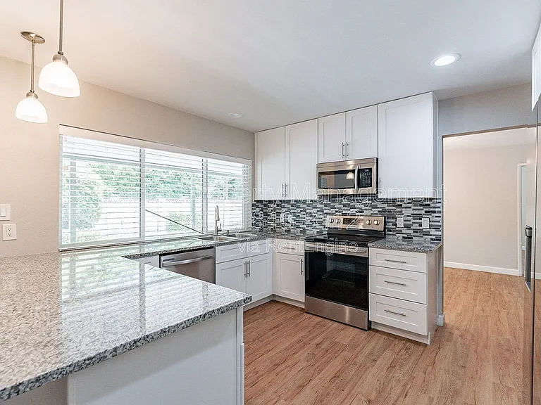 110 W Seldon Ln — Photo 7
